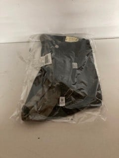 Lot 600  
            Nottingham SR2 - Delivery Only 

                
VINTAGE SHORTALL BL MOTIF UK SIZE : M ORIGINAL RRP : £80.00