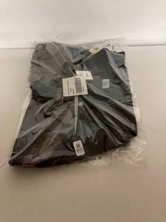 Lot 601  
            Nottingham SR2 - Delivery Only 

                
VINTAGE SHORTALL BL MOTIF UK SIZE : M ORIGINAL RRP : £80.00