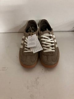 Lot 613  
            Nottingham SR2 - Delivery Only 

                
ADIDAS HANDBALL SPEZIAL SIZE: UK 5 ORIGINAL RRP: £90.00