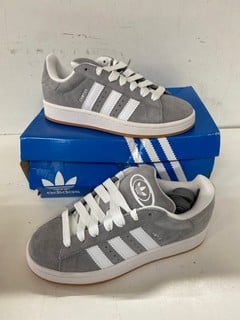 Lot 631  
            Nottingham SR2 - Delivery Only 

                
ADIDAS CAMPUS 00S SIZE : UK 5 1/2