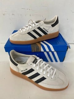 Lot 632  
            Nottingham SR2 - Delivery Only 

                
ADIDAS HANDBALL SPEZIAL W SIZE :UK 5 1/2