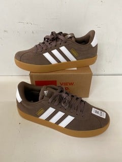 Lot 634  
            Nottingham SR2 - Delivery Only 

                
ADIDAS VL COURT 3.0 SIZE :UK 8