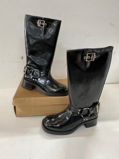 Lot 662  
            Nottingham SR2 - Delivery Only 

                
STEVE MADDEN BOOTS SIZE :UK 9