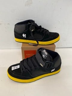 Lot 668  
            Nottingham SR2 - Delivery Only 

                
ETNIES BLACK/YELLOW SIZE :UK 8