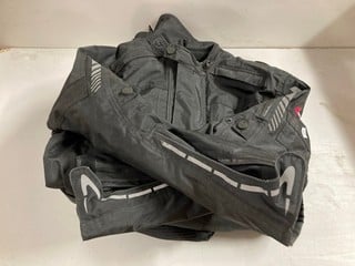 Lot 784  
            Nottingham SR3 - Delivery Only 

                
WEISE LAMINATED BIKEWARE SET SIZE: M