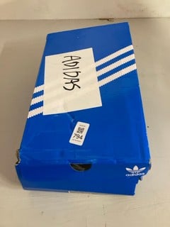 Lot 794  
            Nottingham SR3 - Delivery Only 

                
ADIDAS HANDBALL SPEZIAL TRAINERS SIZE: 4.5