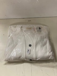 Lot 834  
            Nottingham SR3 - Delivery Only 

                
FLOAT ON CARDI IN IVORY SIZE: S ORIGINAL RRP:£248