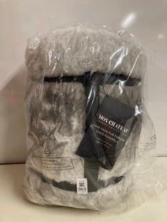 Lot 963  
            Nottingham SR3 - Delivery Only 

                
MON CHATEAU LUXE FAUX FUR THROW OVER
