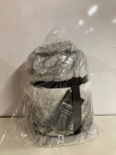 Lot 964  
            Nottingham SR3 - Delivery Only 

                
MON CHATEAU LUXE FAUX FUR THROW OVER