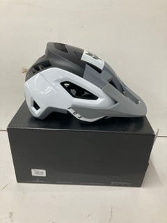Lot 189  
            Nottingham SR4 - Delivery Or Collection 
                
FOX SPEEDFRAME PRO HELMET BLACK/WHITE/GREY L ORIGINAL RRP £169.99
