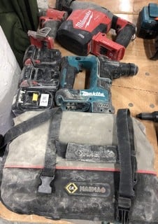 Lot 264  
            Nottingham SR4 - Collection Only 

                
VARIOUS POWER TOOLS, BATTERIES & TOOL BAG TO INCLUDE MAKITA & MILWAUKE (MPSS03233...