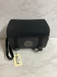 Lot 227  
            Nottingham SR5 - Delivery Only 

                
SPECIALIZED FJALLRAVEN S/F HANDLEBAR BAG BLK ONE SIZE RRP: £90
