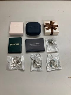 Lot 460  
            Nottingham SR5 - Delivery Only 
                
BOX OF VARIOUS JEWELLERY PRODUCTS TO INCLUDE TOMMY HILFIGER BRACELET