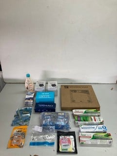 Lot 475  
            Nottingham SR5 - Delivery Only 
                
BOX OF VARIOUS ITEMS TO INCLUDE BATHROOM SCALE