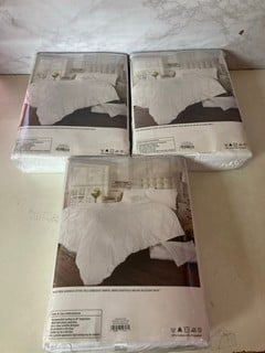 Lot 699  
            Nottingham SR5 - Delivery Only 
                
BOX OF VARIOUS BEDDING PRODUCTS TO INCLUDE GIFT DECOR GORILLA FIGURE