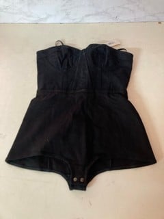 Lot 811  
            Nottingham SR5 - Delivery Only 

                
PILCRO BLACK/NOIR CORSET SIZE:XS