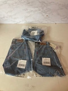 Lot 854  
            Nottingham SR5 - Delivery Only 

                
3 X LEVIS 501 HIGH RISE SHORTS
