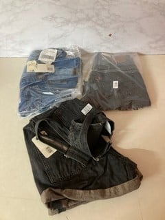 Lot 856  
            Nottingham SR5 - Delivery Only 

                
3 X LEVIS CLOTHING ITEMS TO INC 501 90S SHORTS