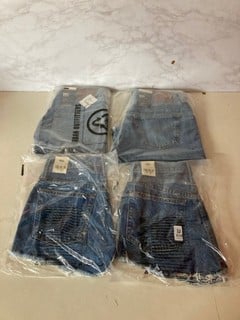 Lot 858  
            Nottingham SR5 - Delivery Only 

                
4 X LEVIS CLOTHING ITEMS TO INC 501 90S SHORTS