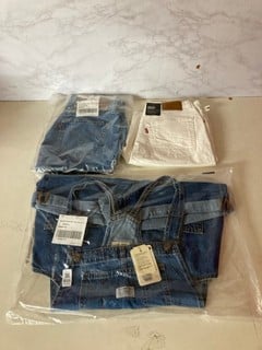Lot 859  
            Nottingham SR5 - Delivery Only 

                
3 X LEVIS CLOTHING ITEMS TO INC RIBCAGE BERMUDA SHORTS