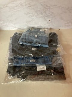 Lot 862  
            Nottingham SR5 - Delivery Only 

                
4 X LEVIS CLOTHING ITEMS TO INC 501 90S SHORTS