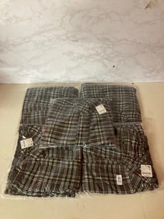 Lot 865  
            Nottingham SR5 - Delivery Only 

                
4 X HUDSON CANYON PLAID CHARCOAL COMBOS