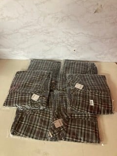 Lot 866  
            Nottingham SR5 - Delivery Only 

                
4 X HUDSON CANYON PLAID CHARCOAL COMBOS