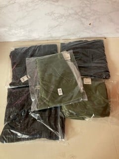 Lot 868  
            Nottingham SR5 - Delivery Only 

                
5 X DESIGNER CLOTHING ITEMS TO INC HIGH TIME KICK FLARE TROUSERS