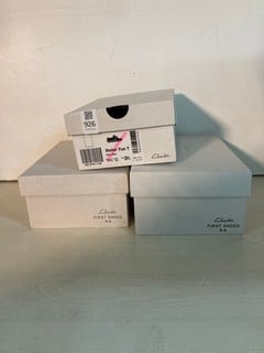 Lot 926  
            Nottingham SR5 - Delivery Only 

                
3 X PAIRS OF SHOES TO INCLUDE CLARKS FIRST SHOES ROLLER FUN T STEEL BLUE SHOES SI...