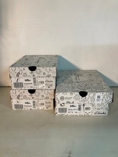 Lot 927  
            Nottingham SR5 - Delivery Only 

                
3 X PAIRS OF SHOES TO INCLUDE CLARKS PLAY PRINTS FAWN LAY O BLACK LEATHER SHOES S...