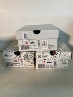 Lot 932  
            Nottingham SR5 - Delivery Only 

                
3 X PAIRS OF SHOES TO INCLUDE CLARKS FIRST SHOES FLASH EDGE K DENIM SHOES SIZE: 9...