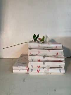 Lot 934  
            Nottingham SR5 - Delivery Only 

                
BOX OF VARIOUS ITEMS TO INCLUDE WITH LOVE NIGHT IN DINE SET