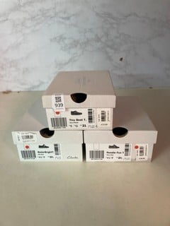 Lot 939  
            Nottingham SR5 - Delivery Only 

                
3 X PAIRS OF SHOES TO INCLUDE CLARKS FIRST SHOES TINY BEAT T NAVY PATENT SHOES SI...