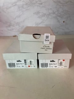 Lot 944  
            Nottingham SR5 - Delivery Only 

                
3 X PAIRS OF SHOES TO INCLUDE CLARKS FIRST SHOES ROLLER FUN T NAVY SHOES SIZE: 3 G