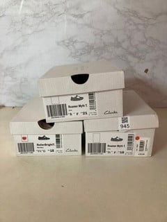 Lot 945  
            Nottingham SR5 - Delivery Only 

                
3 X PAIRS OF SHOES TO INCLUDE FIRST SHOES ROAMER MYTH T GREY SHOES SIZE: 2 1/2 F