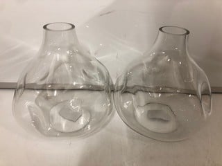 Lot 335  
            Nottingham SR6 - Parcel Delivery 
                
2 X MALTON GLASS FLOWER VASSES IN CLEAR