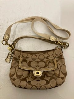 Lot 37  
            Nottingham SR6 - Parcel Delivery 
                
COACH SIGNATURE PRINT SMALL BAG