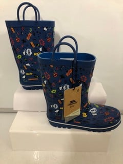 Lot 389  
            Nottingham SR6 - Parcel Delivery 
                
PAIR OF TRESPASS APOLLOTON KIDS WEELINGTON BOOTS SIZE: UK 1