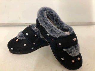 Lot 390  
            Nottingham SR6 - Parcel Delivery 
                
PAIR OF EASYFIT LISBET NAVY WOMEN'S SLIPPERS SIZE: 6