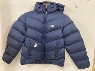 Lot 40  
            Nottingham SR6 - Parcel Delivery 
                
NIKE KIDS PUFFER COAT IN NAVY (AGE 9-10 YRS)