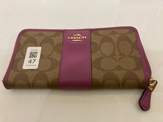 Lot 47  
            Nottingham SR6 - Parcel Delivery 
                
COACH SIGNATURE PRINT PURSE WITH BERRY RED DETAIL