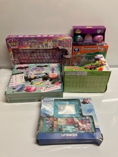 Lot 505  
            Nottingham SR6 - Parcel Delivery 
                
QTY KIDS TOYS TO INC DINOSAUR DIG