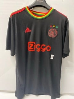 Lot 579  
            Nottingham SR6 - Parcel Delivery 
                
AJAX FC AWAY JERSEY (SIZE 2XL)