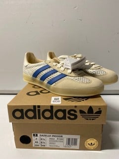 Lot 606  
            Nottingham SR6 - Parcel Delivery 
                
PAIR OF ADIDAS ORIGINALS GAZELLE TRAINERS (UK SIZE 6.5)