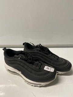 Lot 609  
            Nottingham SR6 - Parcel Delivery 
                
PAIR OF NIKE TRAINERS (UK SIZE 5.5)