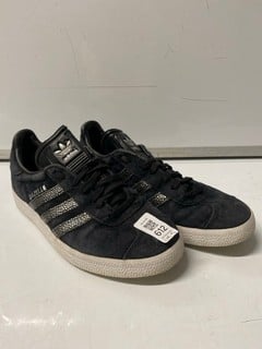 Lot 612  
            Nottingham SR6 - Parcel Delivery 
                
PAIR OF ADIDAS ORIGINALS GAZELLE TRAINERS (UK SIZE 5)