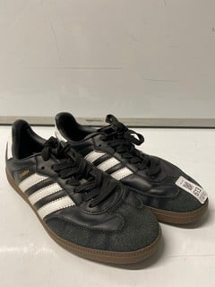 Lot 613  
            Nottingham SR6 - Parcel Delivery 
                
PAIR OF ADIDAS ORIGINALS SAMBA TRAINERS (UK SIZE 5)