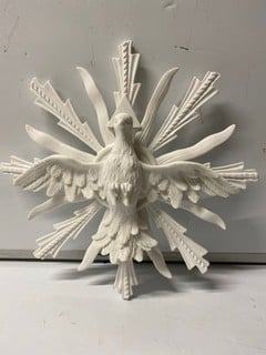 Lot 706  
            Nottingham SR6 - Parcel Delivery 

                
DOVE OF PEACE WALL STATUE