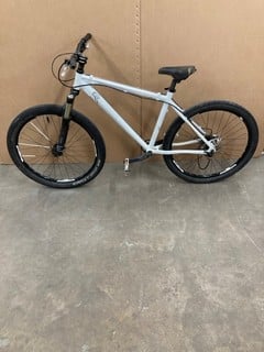 Lot 221  
            Nottingham SR2 - Delivery or Collection 

                
WHITE MOUNTAIN BIKE