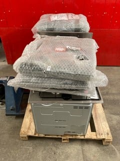 Lot 175  
            Nottingham SR3 - Delivery or Collection 

                
PALLET OF ITEMS TO INCLUDE HOTPOINT DOUBLE OVEN (SMASHED,SALVAGE,SPARES)